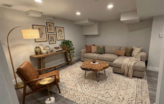 2 beds, 1 bath, 850 sqft, $2,495, Unit 90 Win #B