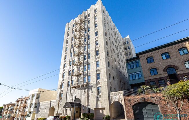 Russian Hill: Remodeled 3rd Floor Art Deco Apartment w/ Large Shared Patio & FREE Utilities