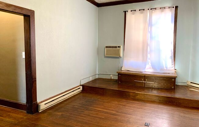 2 beds, 1 bath, 864 sqft, $900