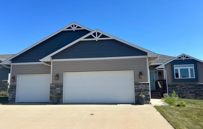 4 Bed 3 Bath Home South East Sioux Falls!  FULLY FURNISHED!!