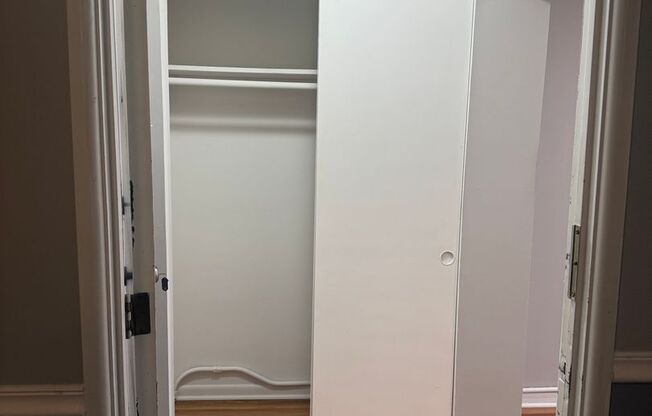 2 beds, 1 bath, $1,500, Unit 801-2D