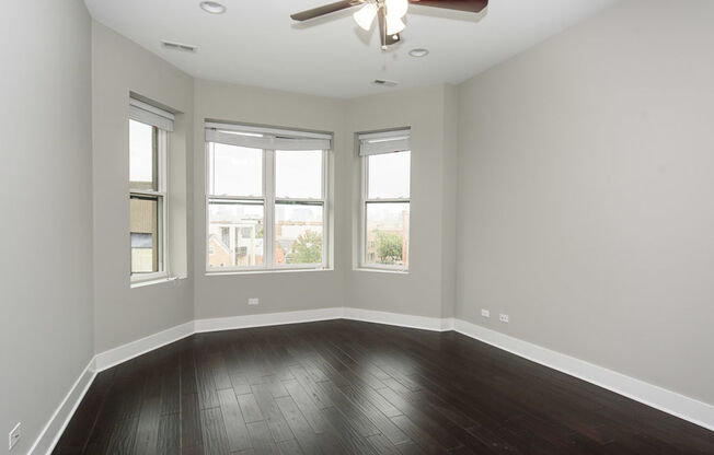836 N MILWAUKEE AVE