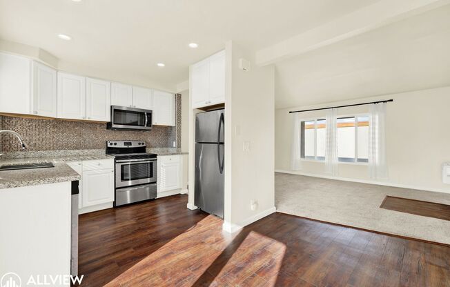 Charming Remodeled Top-Floor 1 bed/1 bath unit with Private Garage in Vista!