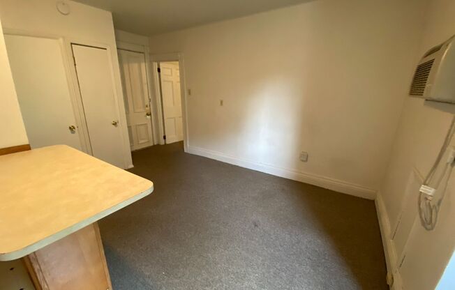 Spacious 1 Bedroom Apartment in South Oakland! Call Today to Schedule an Appointment!