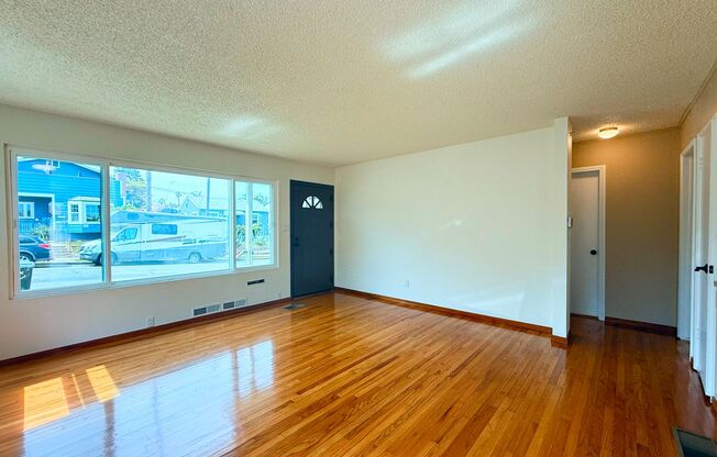 Beautiful 3/2 on a Great Block in Ocean Beach
