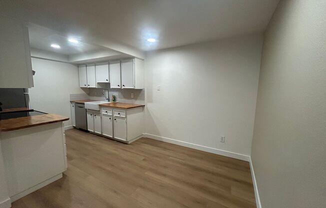 Beautiful 2 Bedroom, 2 Bathroom Condo in North Seattle - Available Now!