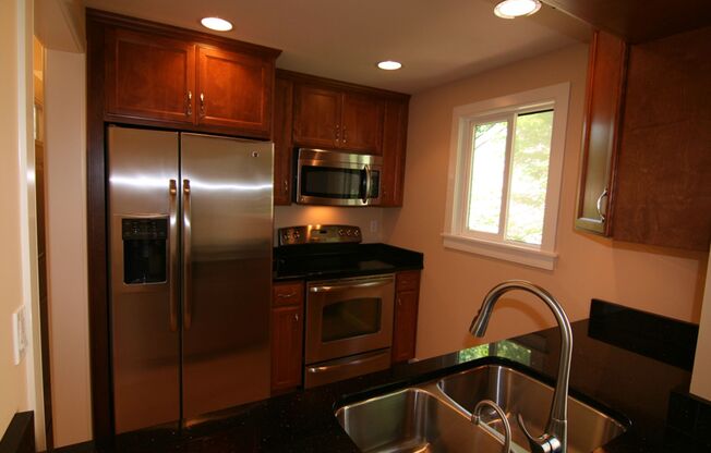 Newly Remodeled Condo Blocks from Juanita Beach