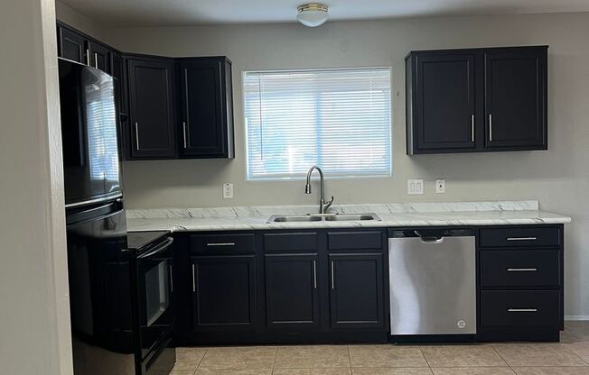 Two Bedroom / I17 Freeway Access