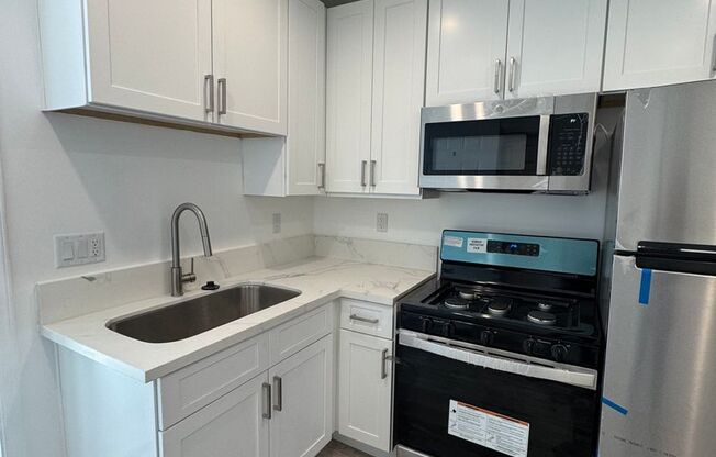 $1,295 - Charming Remodeled Studio in the Historic District of Long Beach!