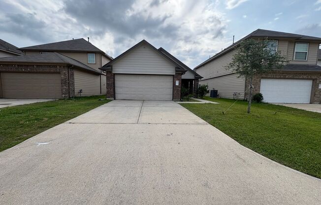 Don't miss out this spacious 4B2B Home in EVERGREEN VILLAS 77044