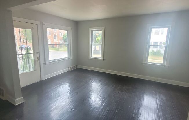 2 beds, 1 bath, 900 sqft, $900