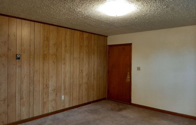 2 beds, 1 bath, 903 sqft, $1,170, Unit J-9