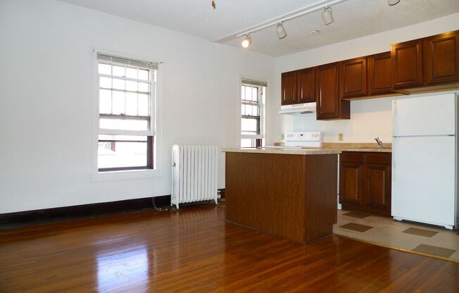 1 bed, 1 bath, 410 sqft, $955, Unit 7 - 36