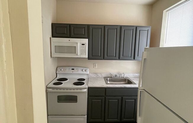 2 beds, 1 bath, 764 sqft, $1,100, Unit Unit 2