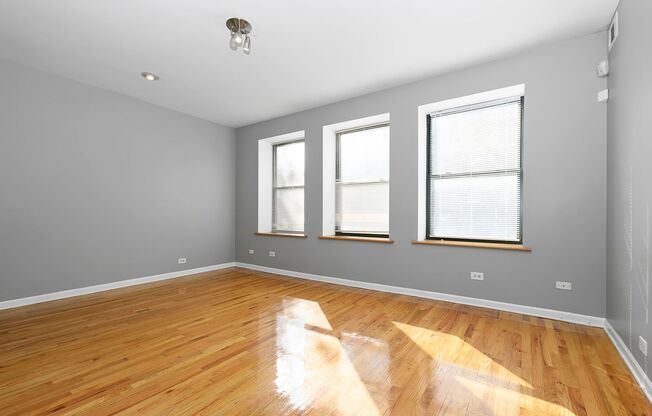 Beautiful 2Bed/1Bath in South Shore!