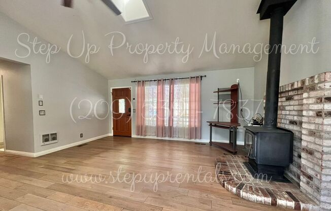 Cedar Ridge 3BR/3BA – Modern Amenities in a Forest Retreat with Solar & RV Parking
