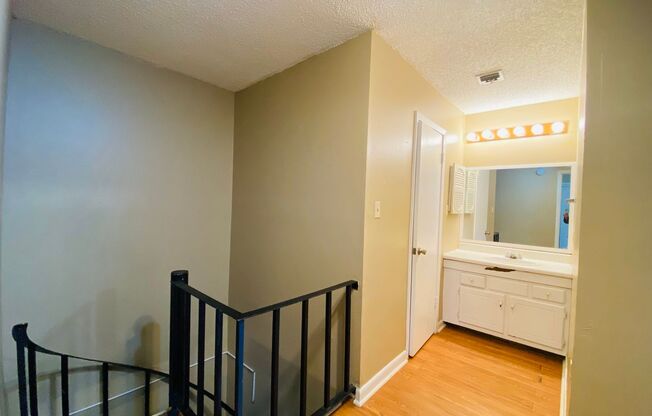 2 beds, 1.5 baths, 950 sqft, $900, Unit 3