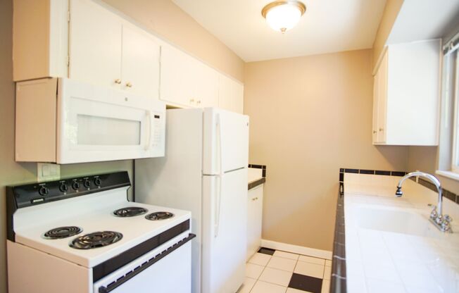 John's Landing 2Bdr/1Bath Garden Apt. w/Detached Garage!