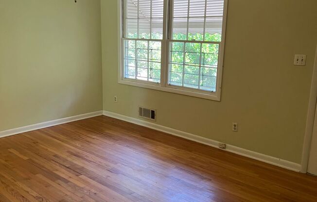 Cute 3 bedroom Brick Ranch Near Downtown and Campus!
