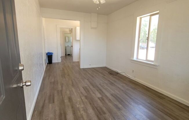 1 bedroom Close to Downtown Available Now!