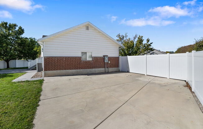 7997 LUSTER POINTE CIR