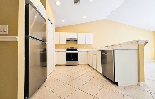 Great 3-bedrooms, 2 baths duplex with new appliance