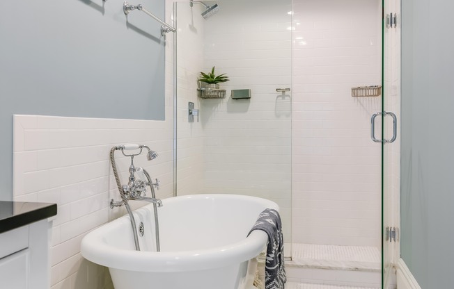 438 W 44 ST