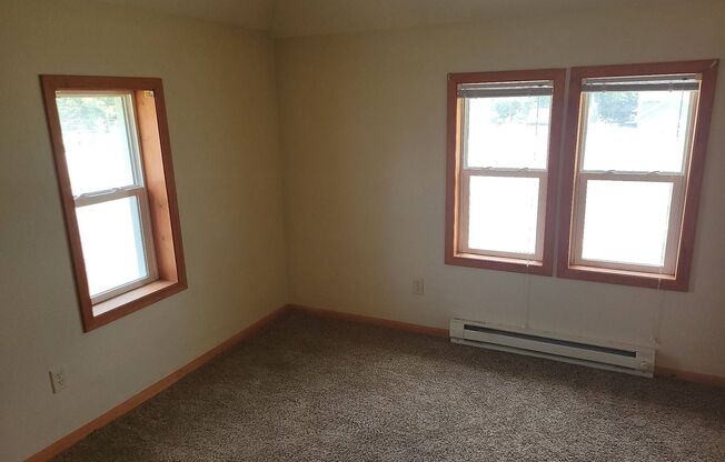 3 beds, 1 bath, 800 sqft, $895