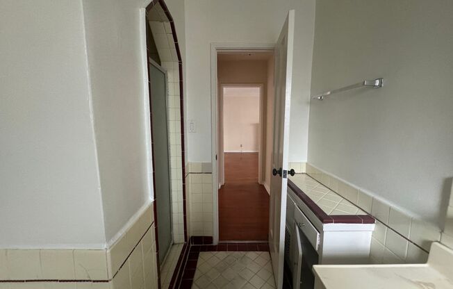 2 beds, 1 bath, $2,295, Unit 619 1/2