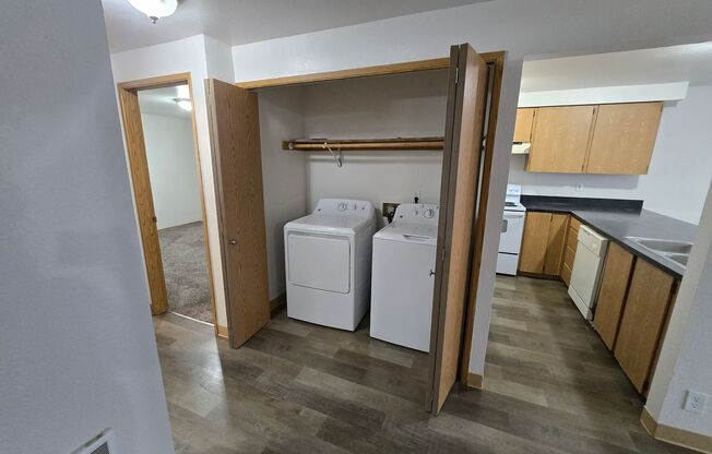 2 beds, 1 bath, 875 sqft, $1,325, Unit 127-33