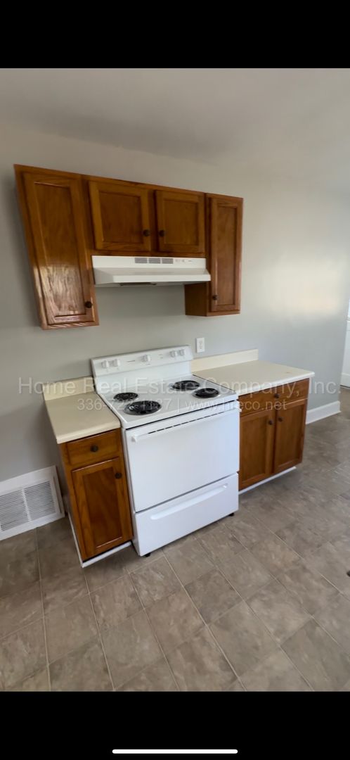 2 beds, 1 bath, $1,195