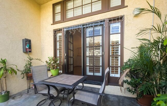 Spacious Remodeled 2BR Town-Home in Prime Sherman Oaks!