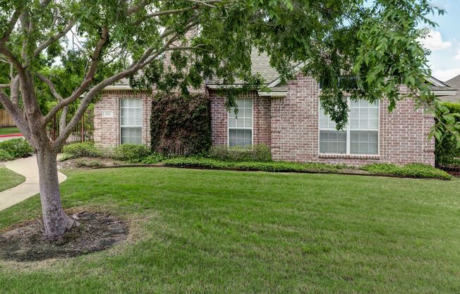 August 2025 Move In! Beautiful 3 Bed, 3 Bath Minutes from Campus!