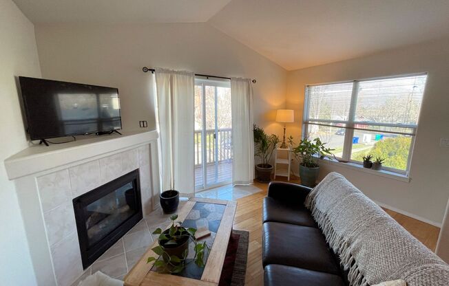 Gorgeous Row House with Vaulted Ceilings, Laundry and Private Yard