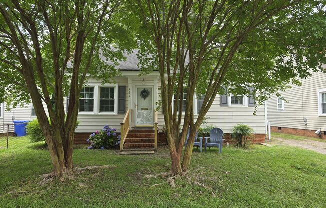 Adorable Haymount Cottage with 2 Bedrooms & 1 Bath.