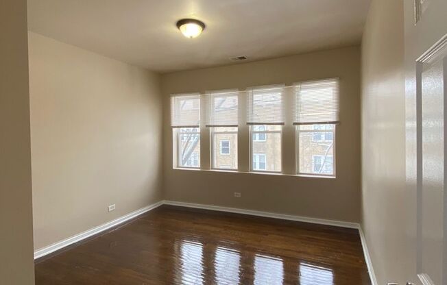 3 beds, 1 bath, $1,200, Unit 7700 #3N