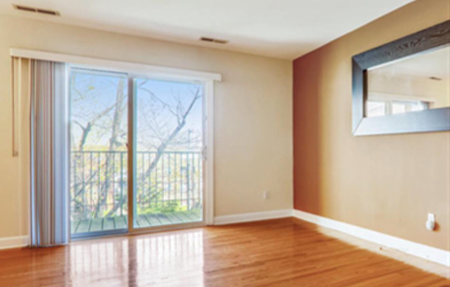 Lovely 2 BR/1 BA Condo in Benning Ridge!