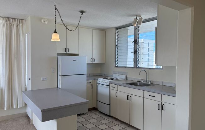 HONO HALE TOWERS …A GEM IN MOILIIILI.       CLEAN and IMMACULATE!