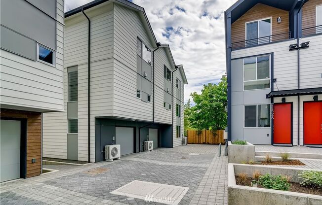 Immaculate 3 Bed 2 Bath Seattle Townhome @ An Incredible Location!