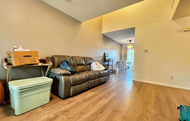 Fantastic 3 Bed 2.5 Bath Townhome in Waterglen Neighborhood!