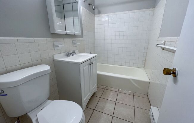 Studio, 1 bath, 440 sqft, $950, Unit B4