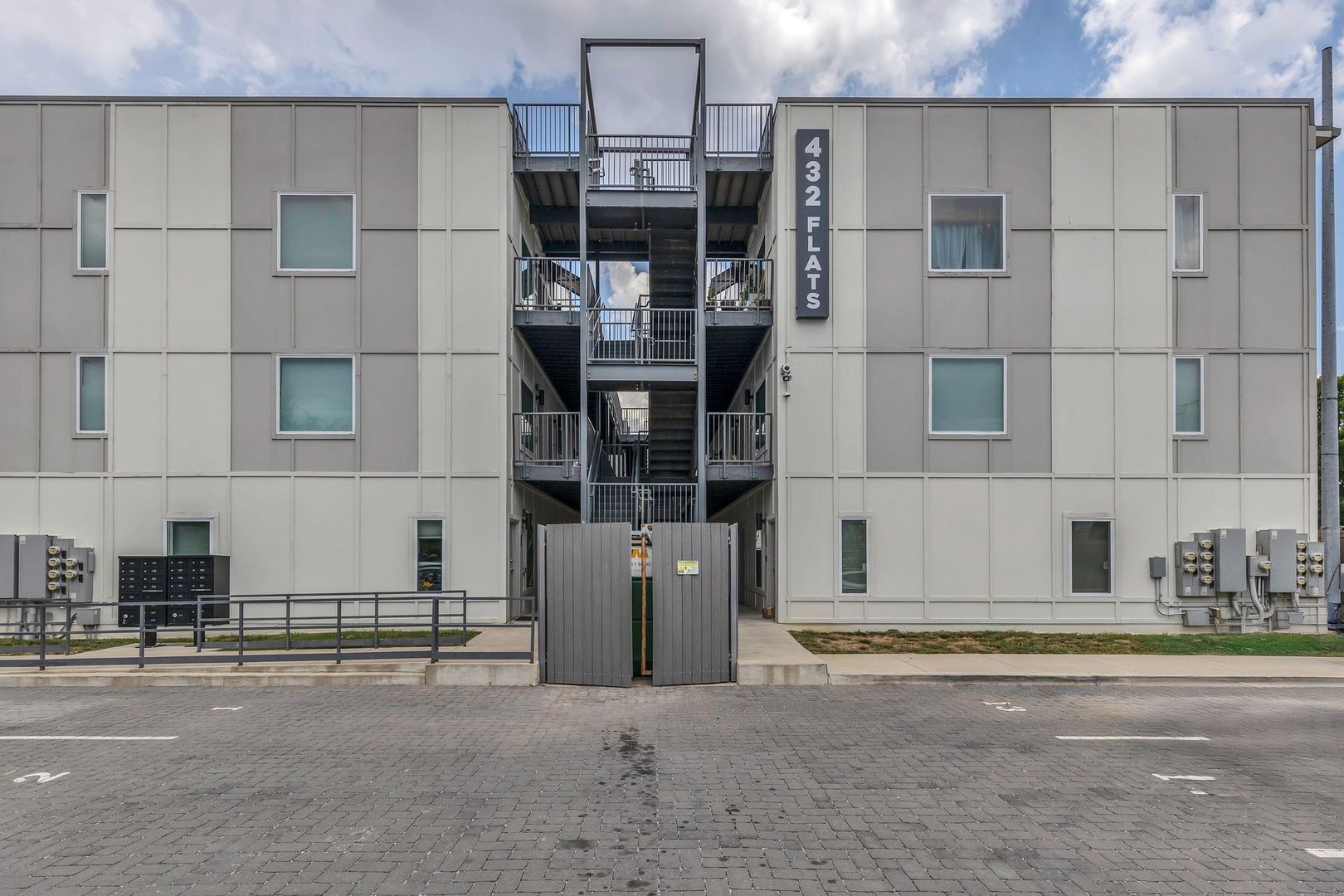1 Bed 1 Bath Condo Minutes to Downtown w/ Water, W/D & Dedicated Parking $1150