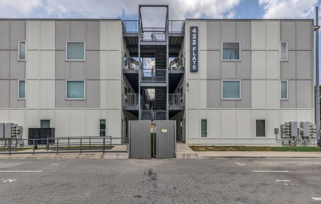 1 Bed 1 Bath Condo Minutes to Downtown w/ Water, W/D & Dedicated Parking $1150