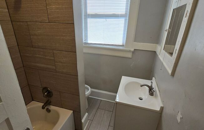 2 beds, 1 bath, $1,050, Unit 109