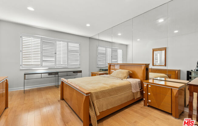 1260 S BEVERLY GLN BLVD