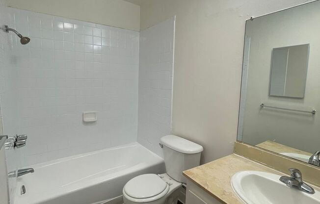 2 beds, 1 bath, $2,095, Unit 4