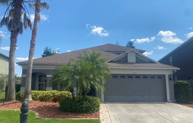 5 BEDROOM HOUSE WITH PRIVATE POOL AND LAKE FRONT!