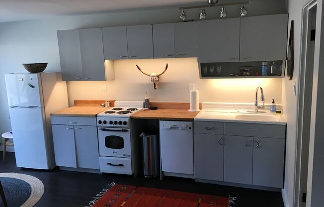 Bright, Sunlit Unit in the heart of Highlands