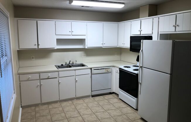 3 beds, 2 baths, 1,150 sqft, $850, Unit r5497