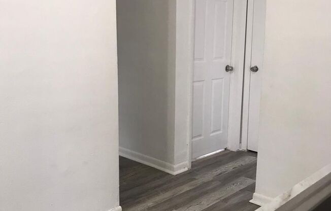 Welcome to Our Charming 2-Bedroom and 1-Bathroom Aparments